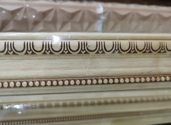 Solid Hand Carved Wood Moulding for Interior Decoration